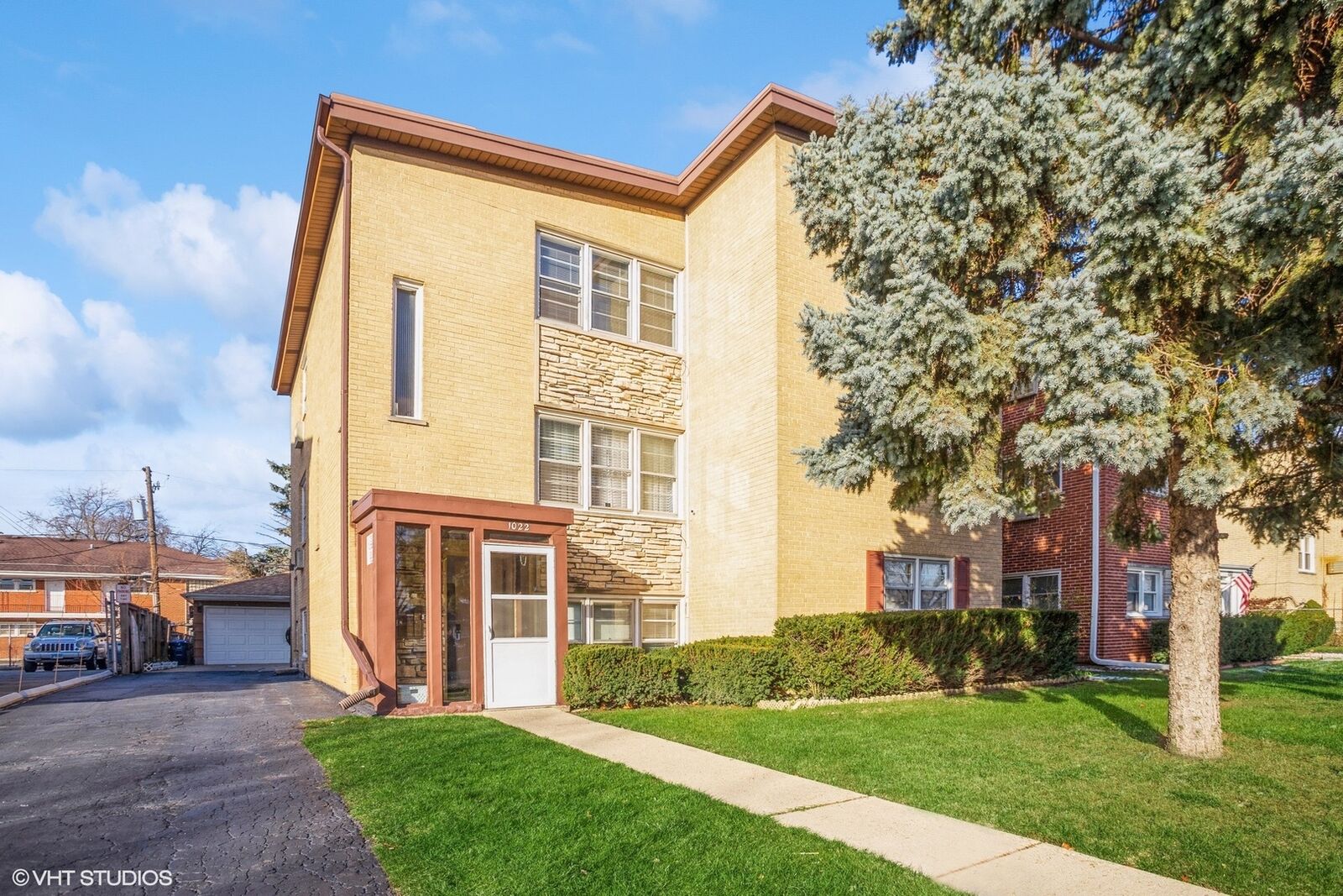 Property Photo: 1022 Arnold Court B IL 60016