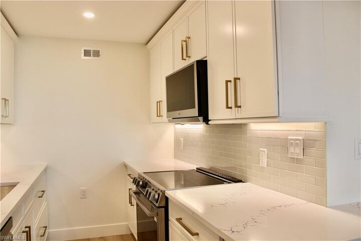 Property Photo:  333 Harbour Dr 109  FL 34103 