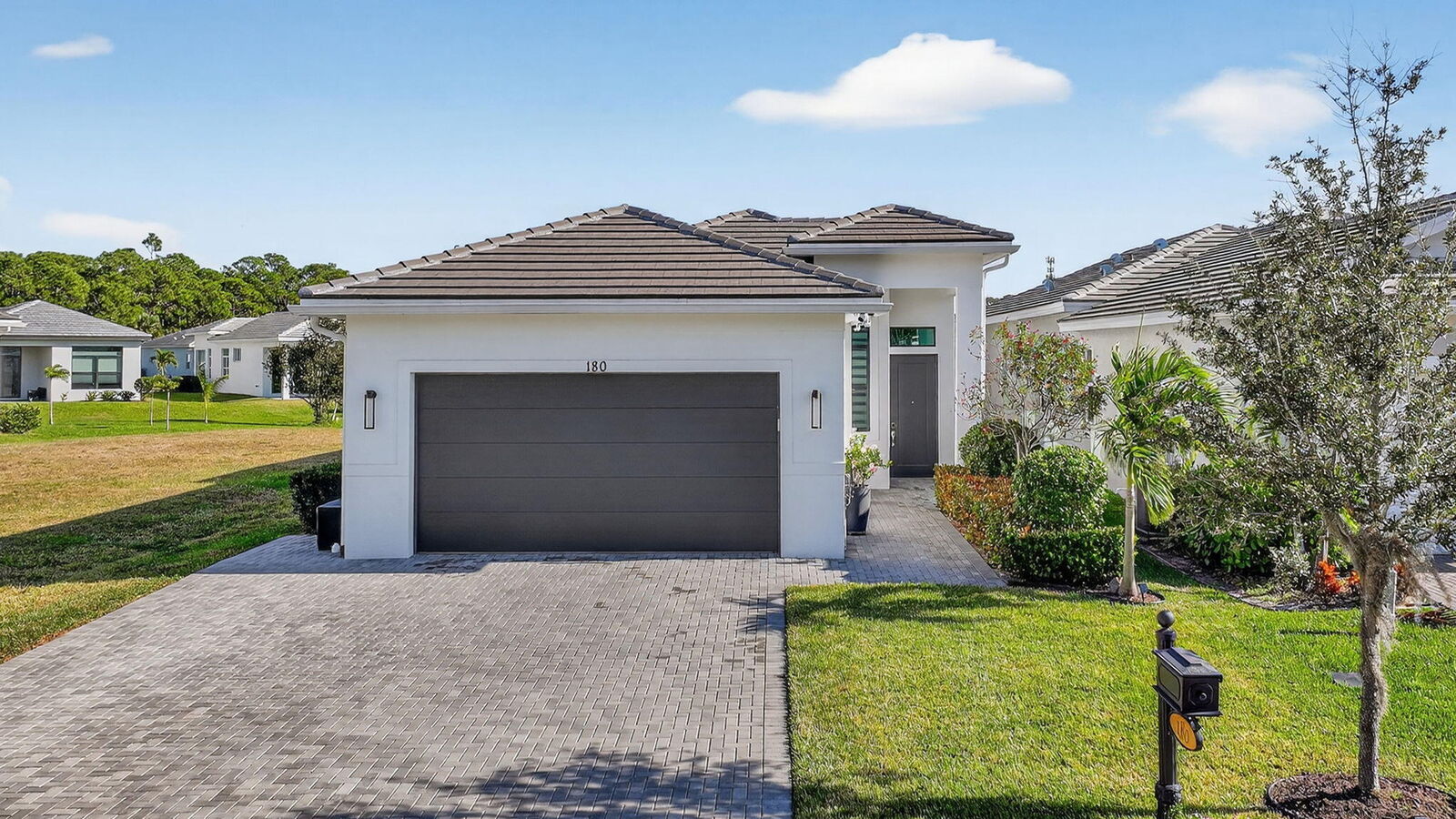 Property Photo: 180 SE Via Bisento FL 34952