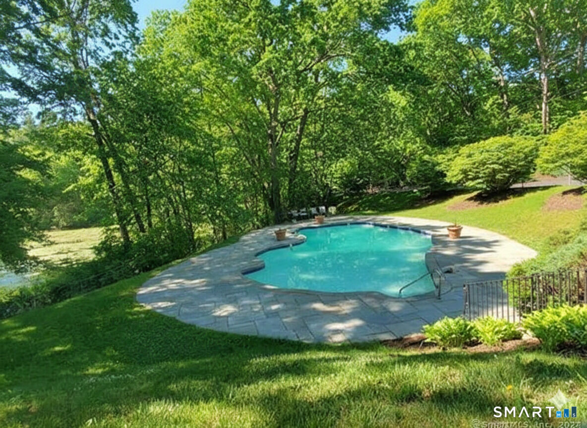 Property Photo:  22 North Lake Drive Apt D1  CT 06517 