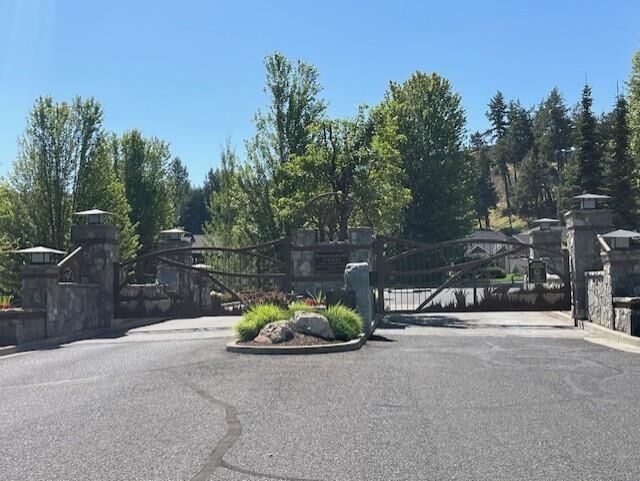 Property Photo:  825 E Lakeview Ln  WA 99208 