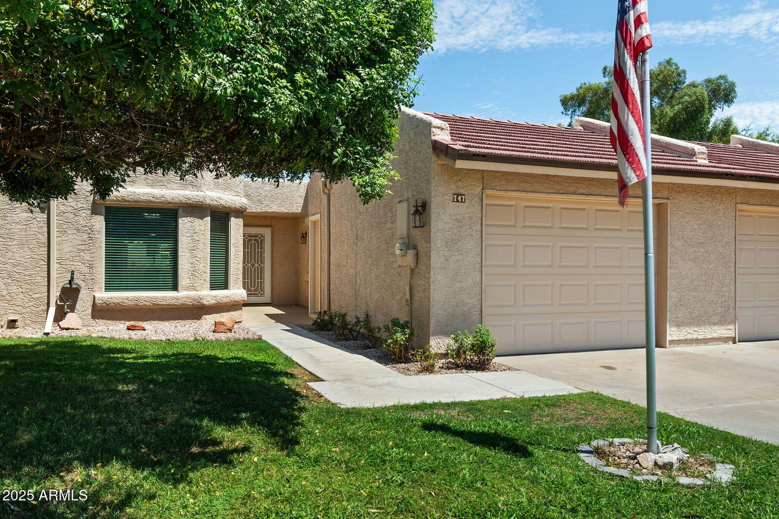 Property Photo:  747 S Arrowwood Way  AZ 85208 