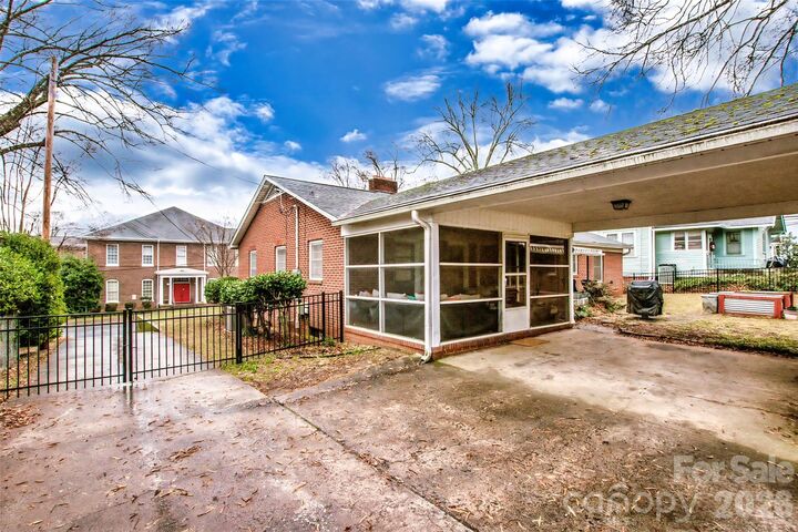 Property Photo:  516 S Mulberry Street  NC 28677 