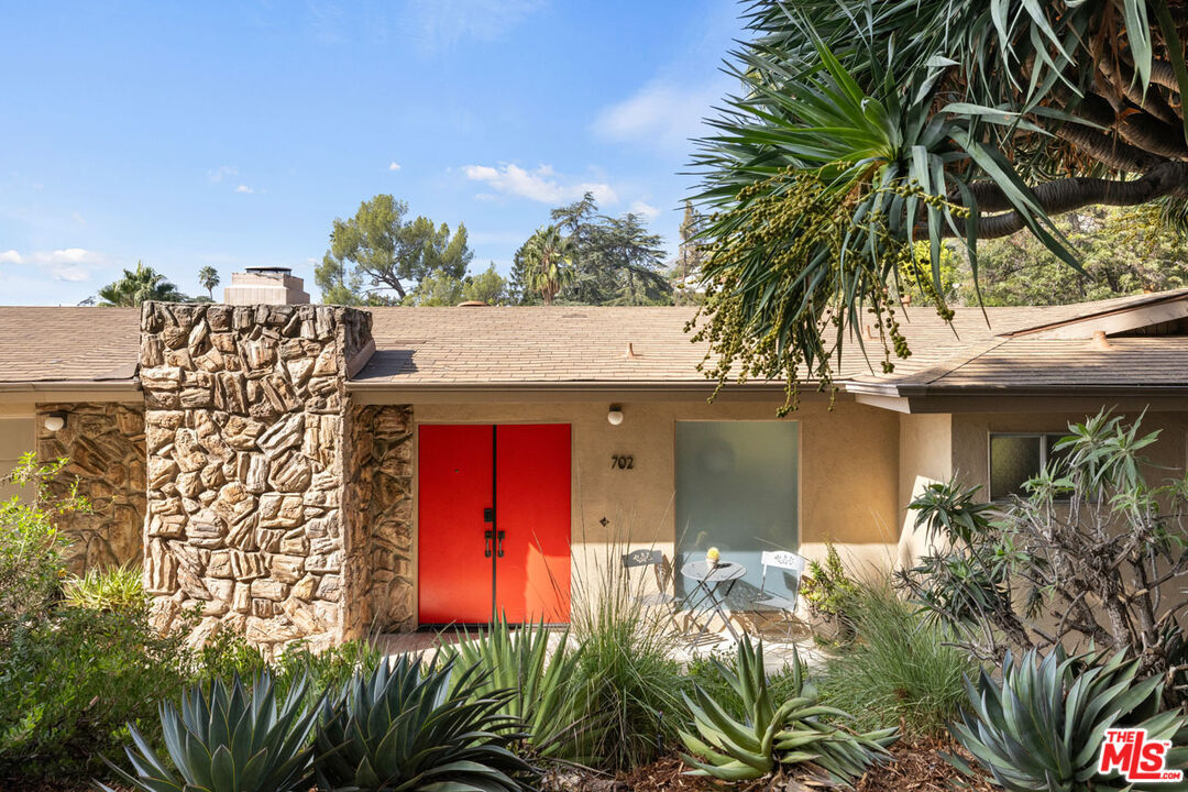 Property Photo: 702 Cavanagh Rd CA 91207