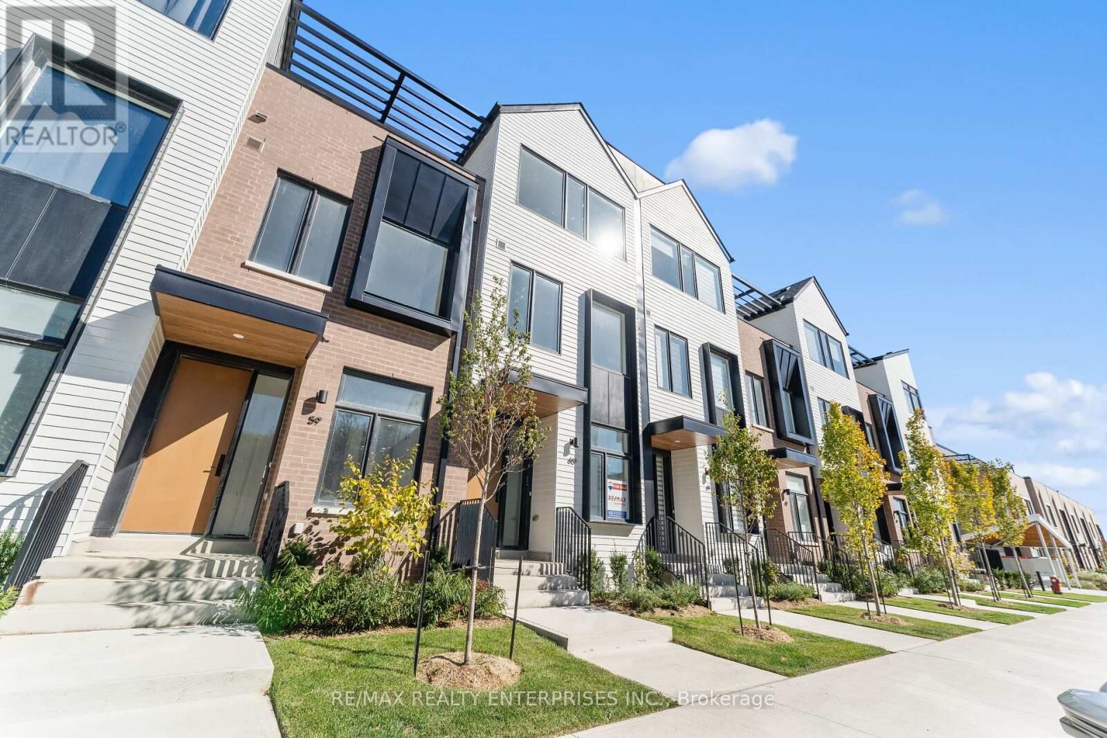 Property Photo:  35 Lou Parsons Way 60  ON L5H 0B2 