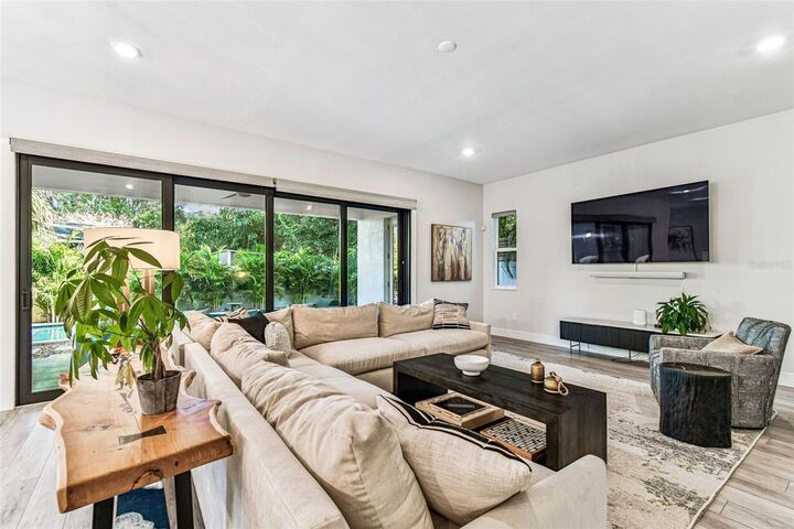 Property Photo:  3704 S Lynwood  FL 33611 