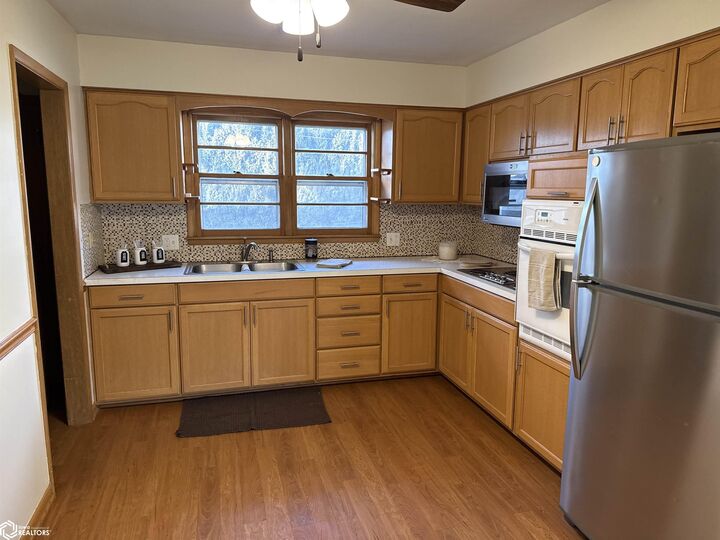 Property Photo:  103 Columbus Drive  IA 50158 