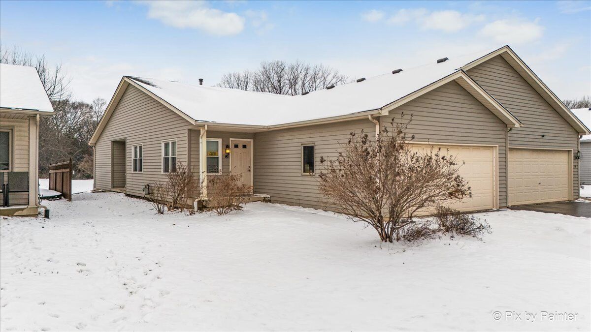 Property Photo:  40 S Walnut Drive  IL 60542 