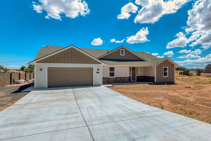 Property Photo:  411 S Hillcrest Drive  AZ 85937 