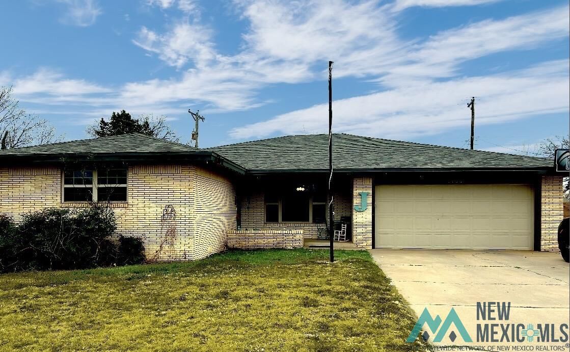 Property Photo:  1405 Stratford Lane  NM 88101 