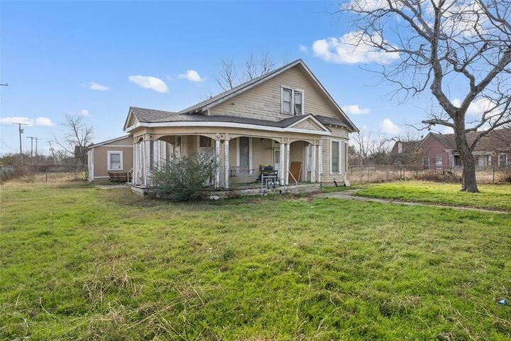 Property Photo:  216 Fortune Street  TX 76661 