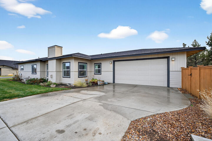 Property Photo: 559 NW Rimrock Court OR 97756