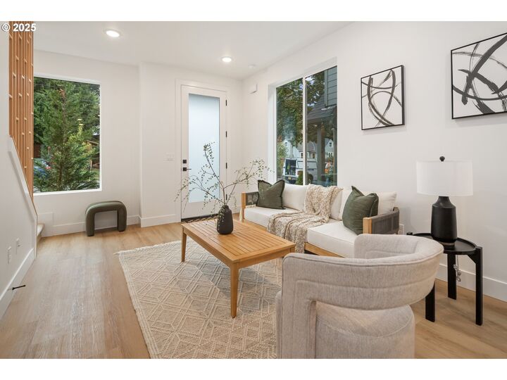 Property Photo:  4031 SE Tibbetts St  OR 97202 