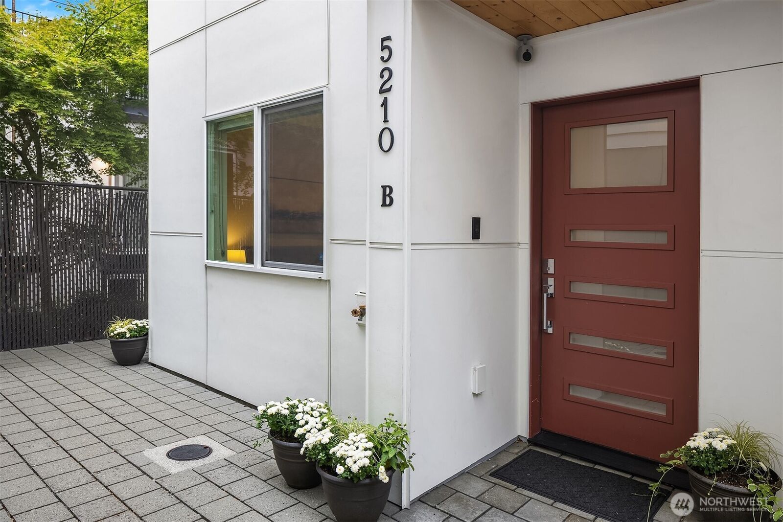 Property Photo:  5210 B  Brooklyn Avenue NE  WA 98105 