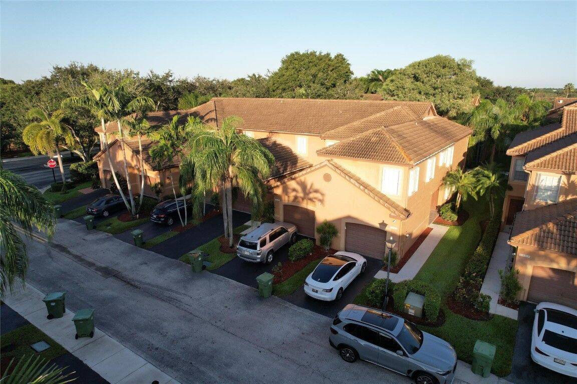 Property Photo:  1549 Barcelona Way  FL 33327 