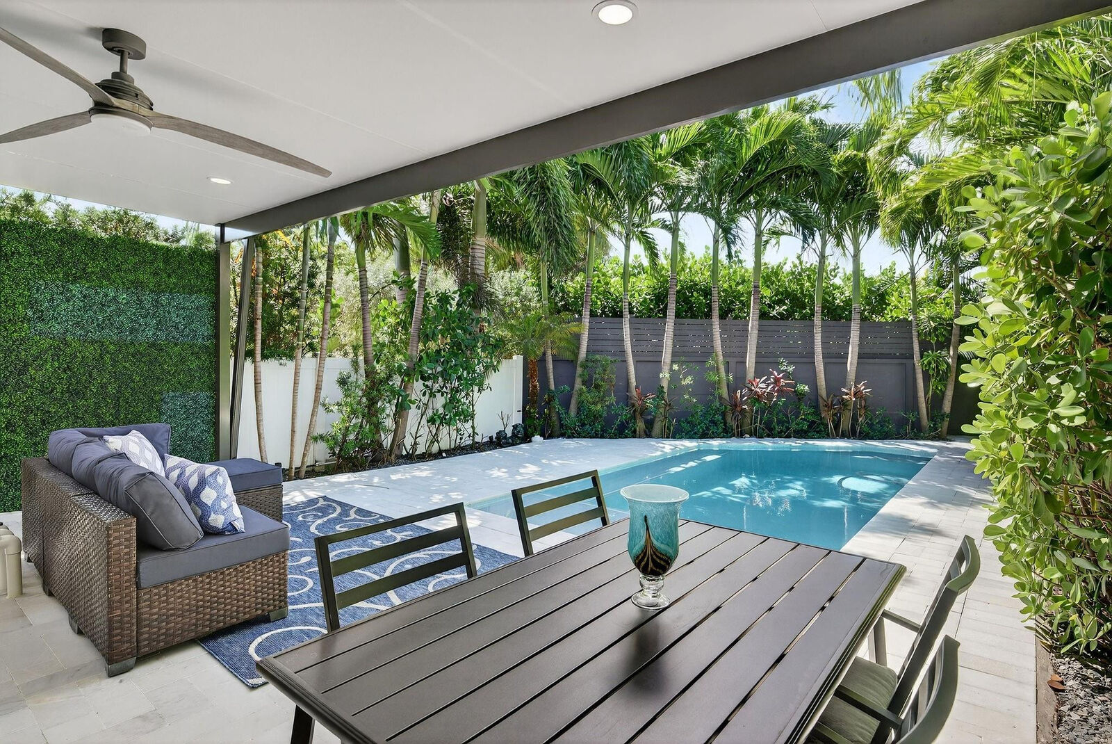 Property Photo: 824 NE 14th Court FL 33304