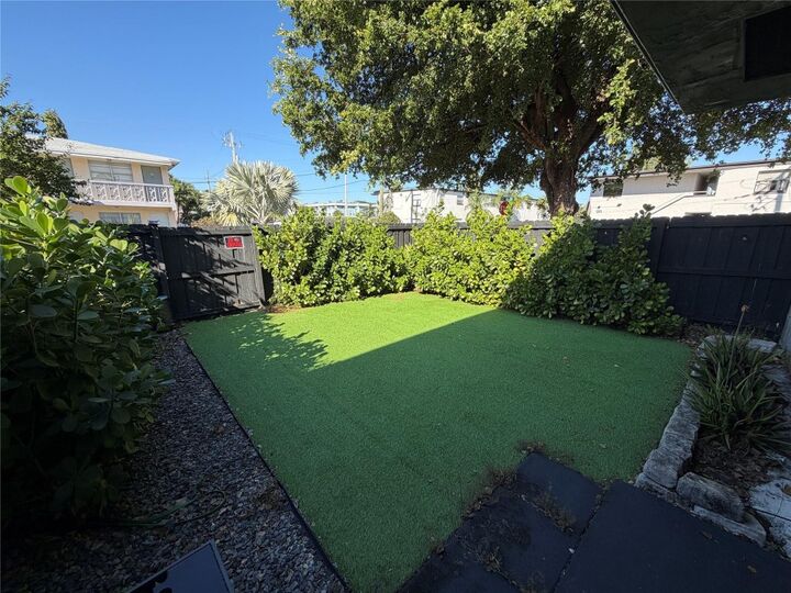 Property Photo:  608 NE 29th Drive 1  FL 33334 