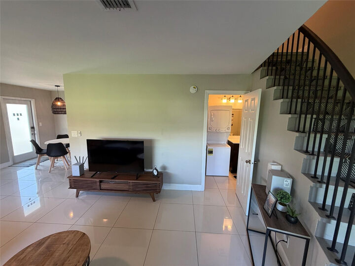 Property Photo:  608 NE 29th Drive 1  FL 33334 