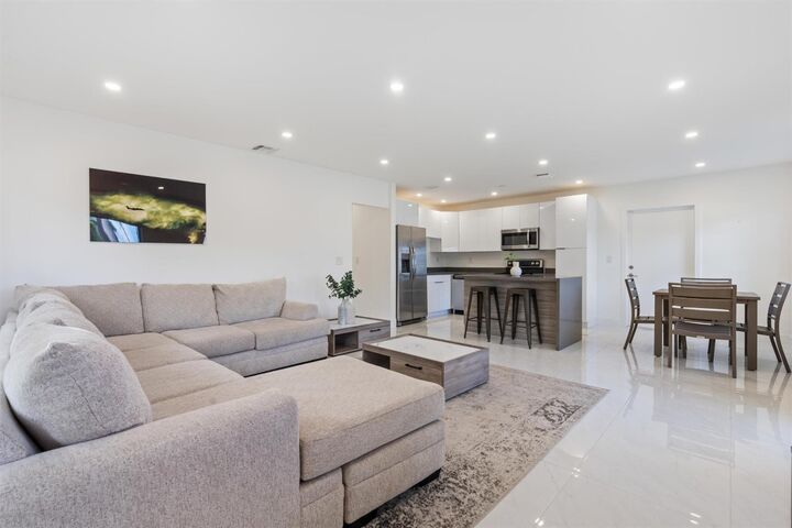 Property Photo: 1409 NE 2nd Avenue FL 33304