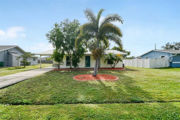 Property Photo: 118 SW Ray Avenue FL 34983