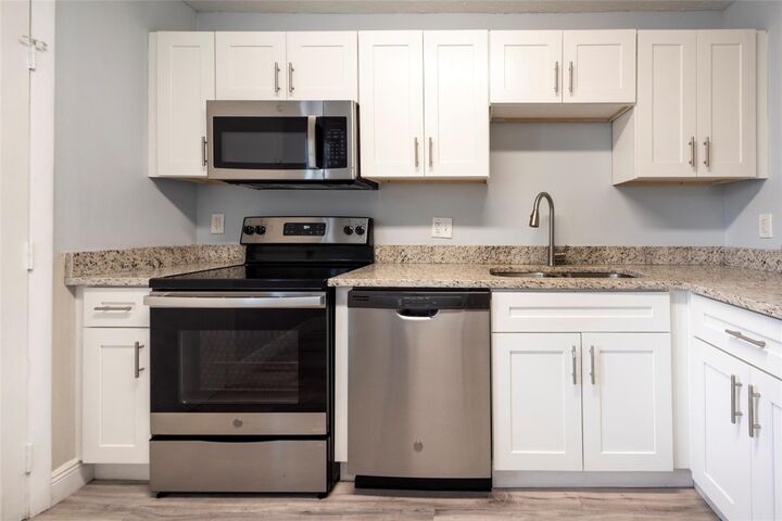 Property Photo: 6061 N Falls Circle Drive 102 FL 33319