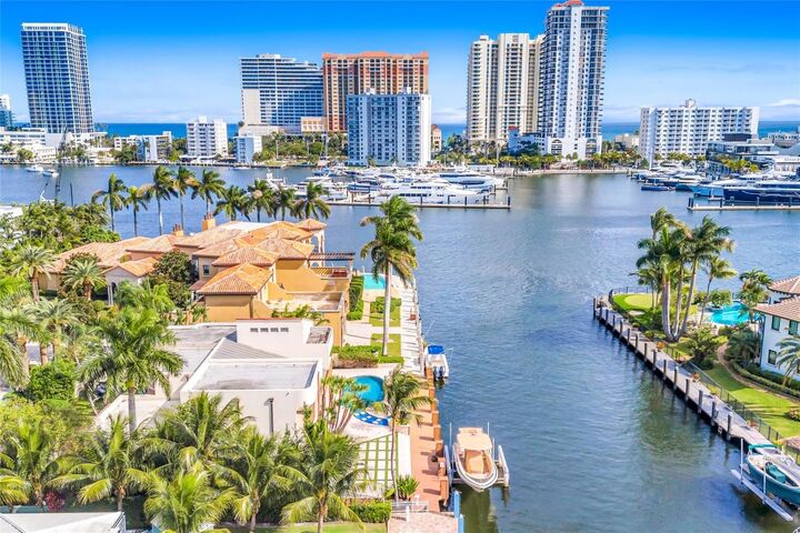 Property Photo:  2626 Castilla Isle  FL 33301 