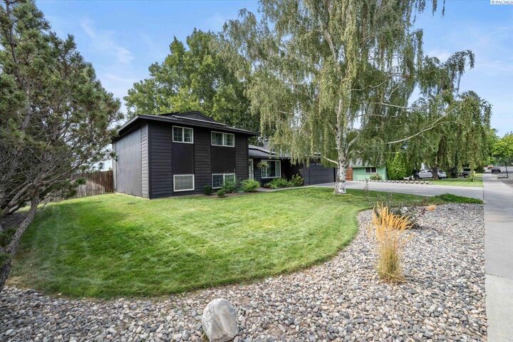 Property Photo:  1108 S Belfair St  WA 99338 