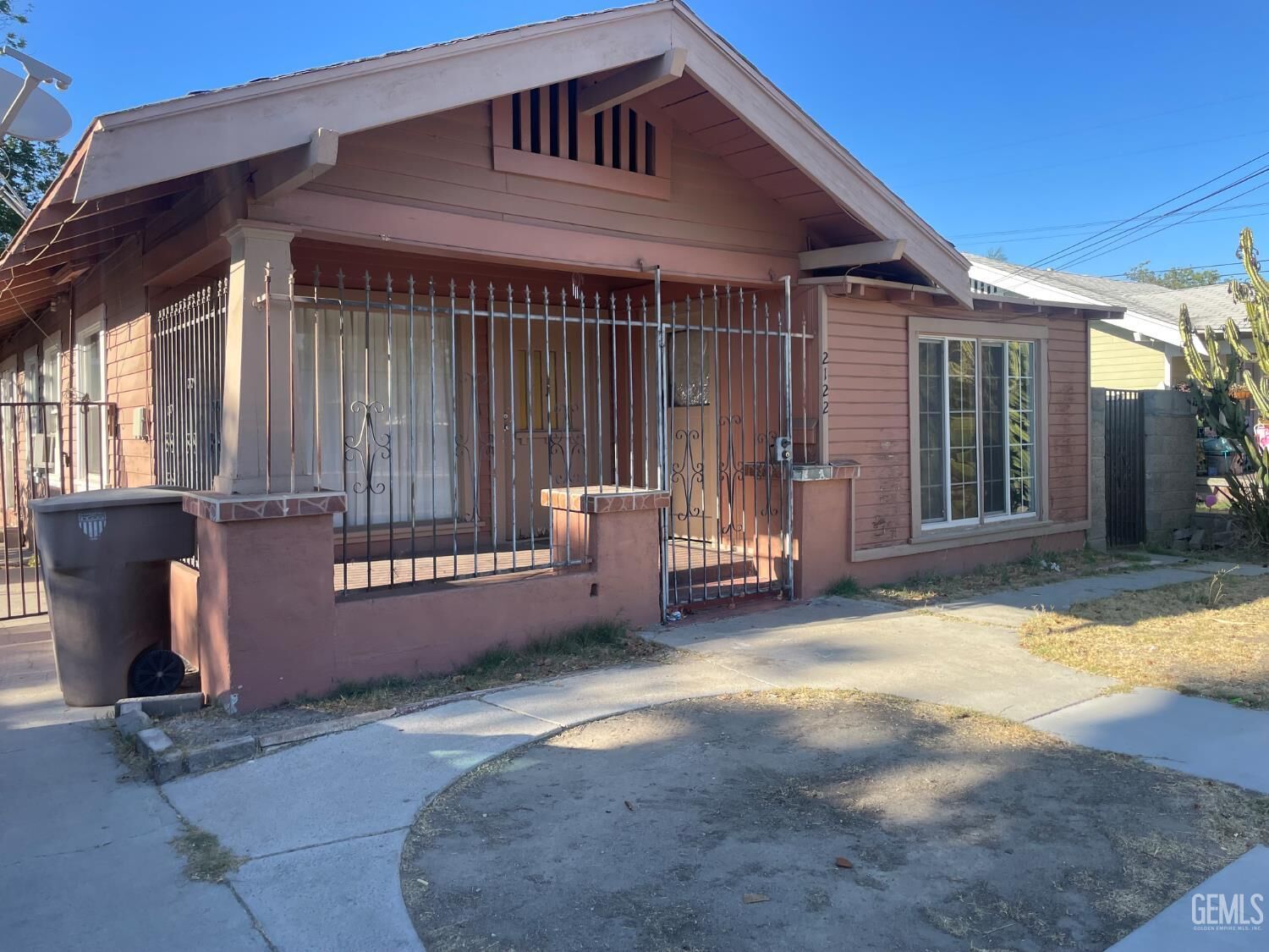 Property Photo: 2122 Palm Street CA 93304