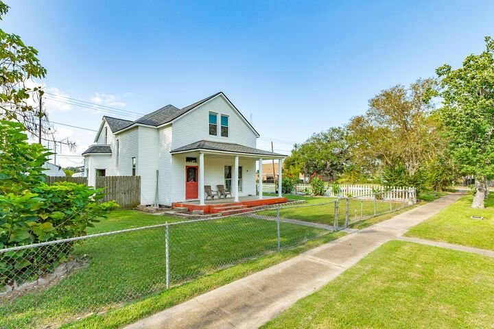 Property Photo:  919 N Avenue A  TX 77541 