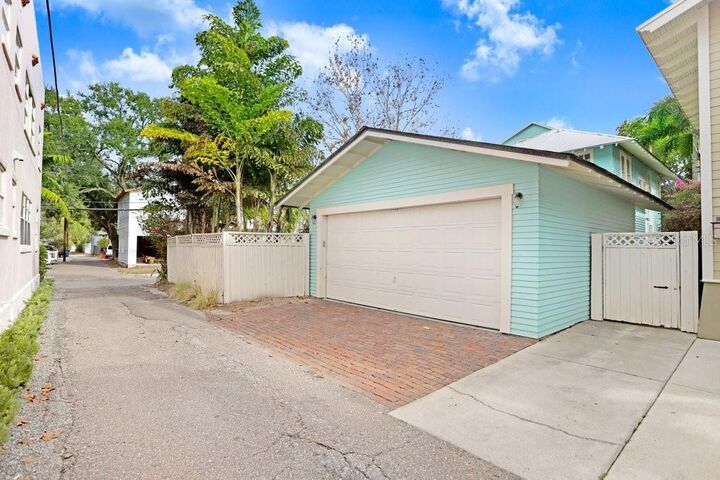 Property Photo:  1801 W Hills Avenue  FL 33606 