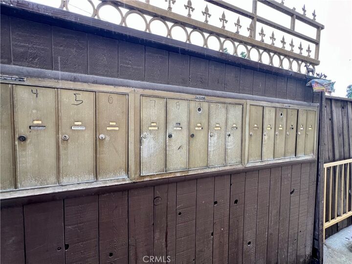 Property Photo:  406 W Regent 13  CA 90301 