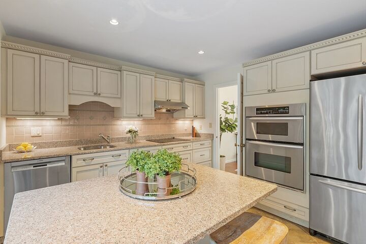 Property Photo:  5 Birchwood Ln 5  MA 01773 