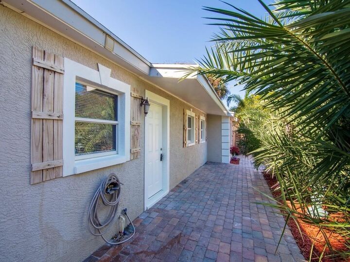 Property Photo: 703 5th Place SW FL 32962