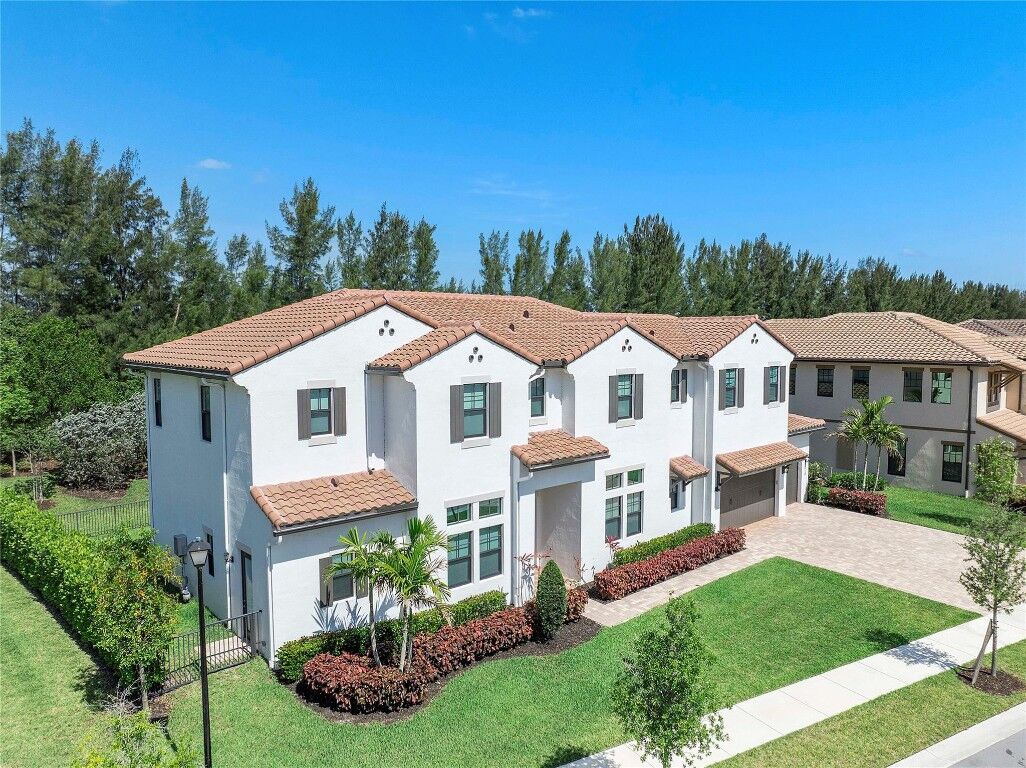 Property Photo:  9015 W Parkland Bay Trail  FL 33076 