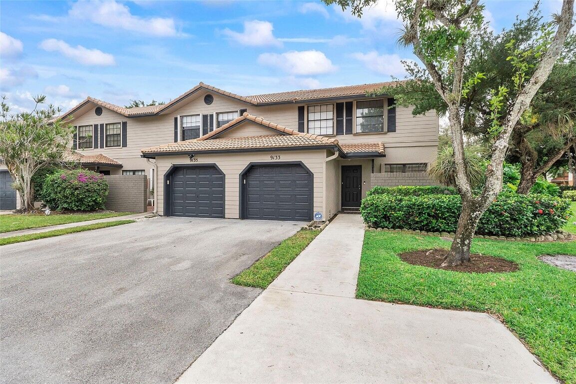 Property Photo:  9133 Vineyard Lake Drive 9133  FL 33324 