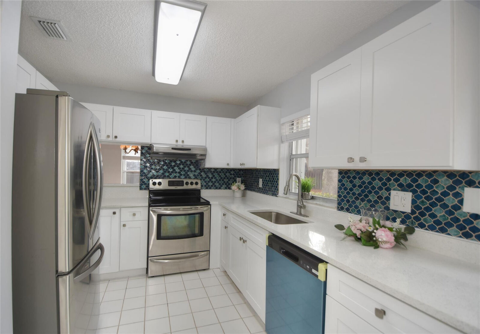 Property Photo: 4801 Grapevine Way 4801 FL 33331