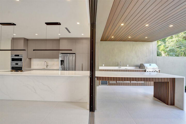 Property Photo:  1527 NE 15th Avenue  FL 33304 