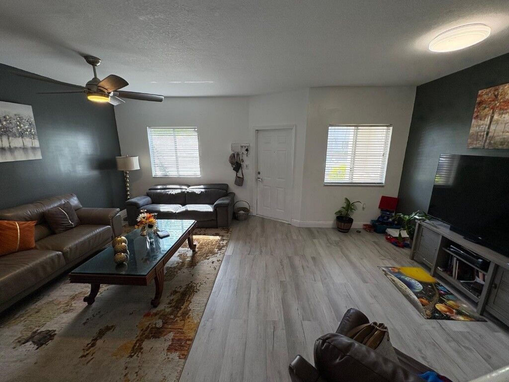 Property Photo:  1571 SE 31st Court  FL 33035 