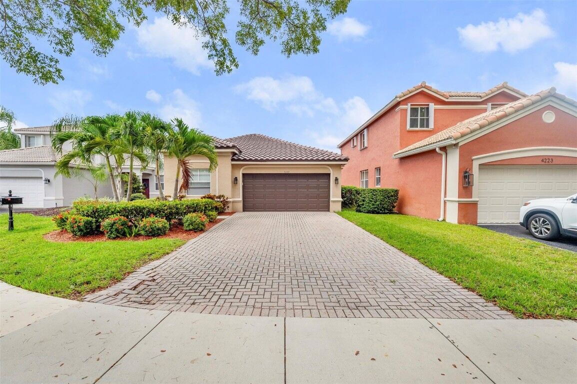 Property Photo:  4227 Sabal Ridge Circle  FL 33331 