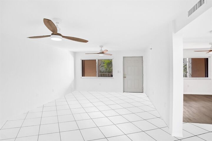 Property Photo:  9470 Tangerine Place 404  FL 33324 