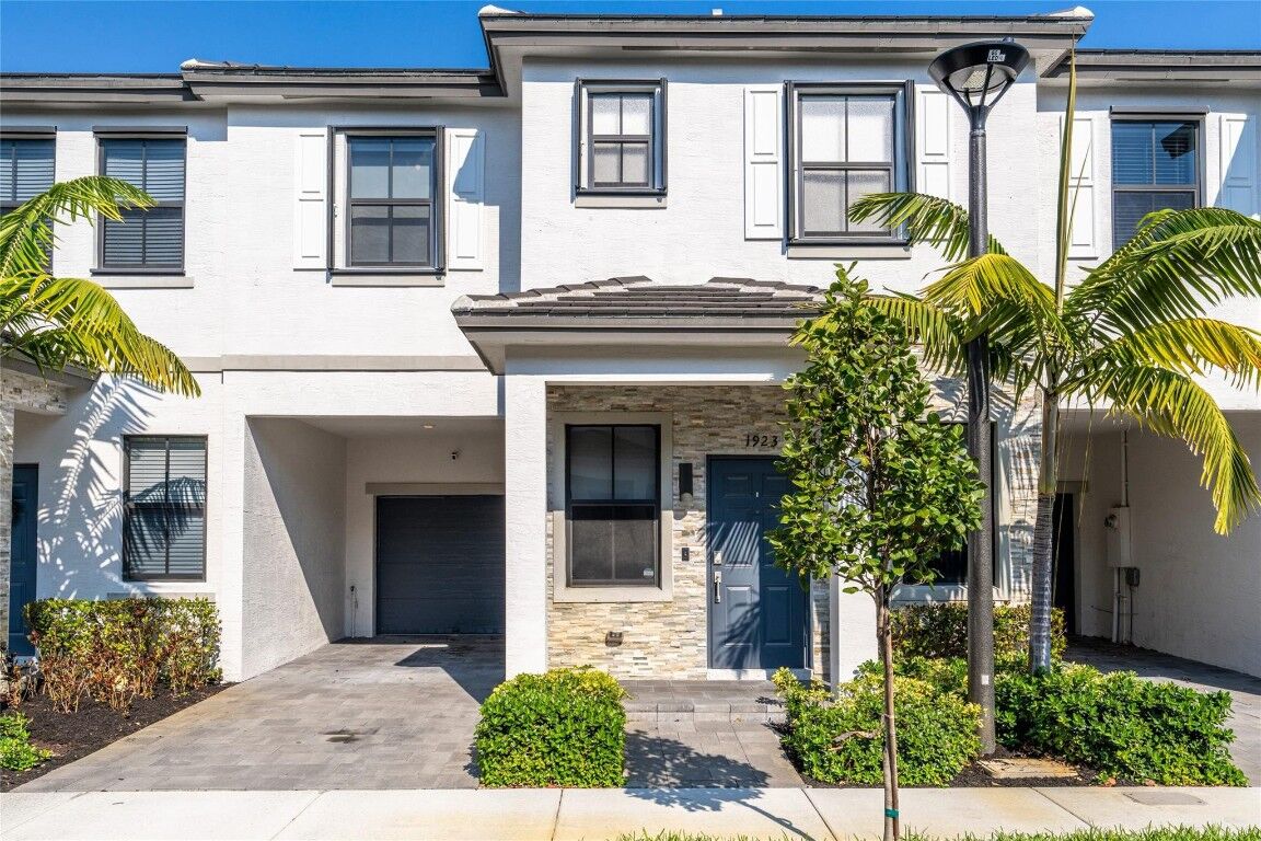 Property Photo:  1923 SW 5th Boulevard 1923  FL 33312 