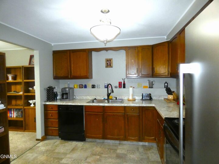 Property Photo: 607 Interstate Avenue E 2 ND 58503