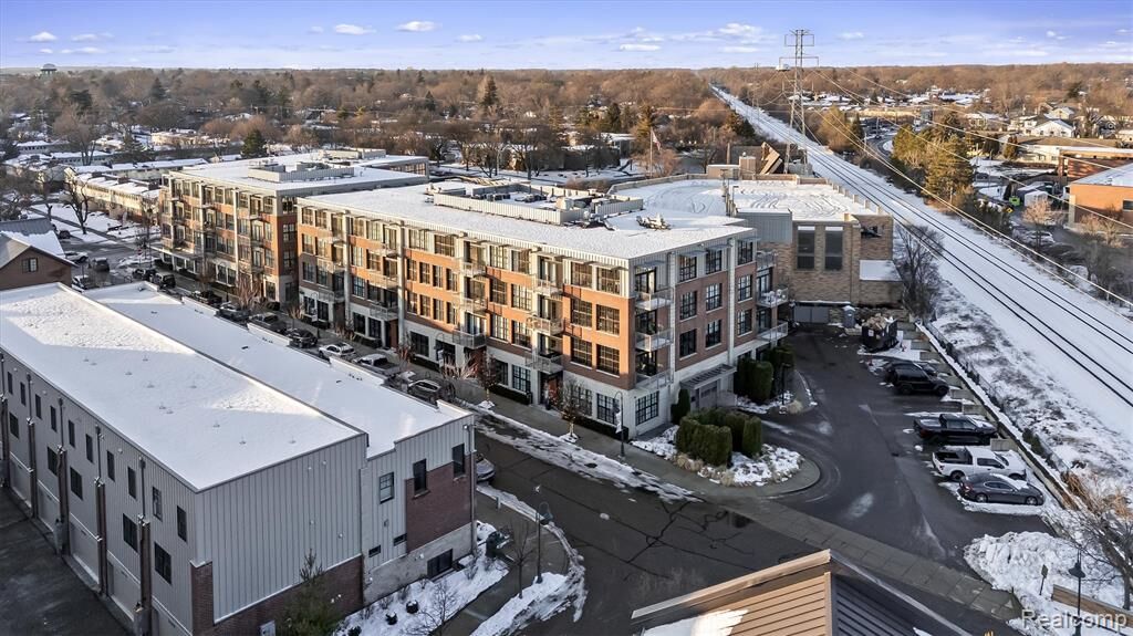 Property Photo:  2051 Villa Road 401  MI 48009 6571 