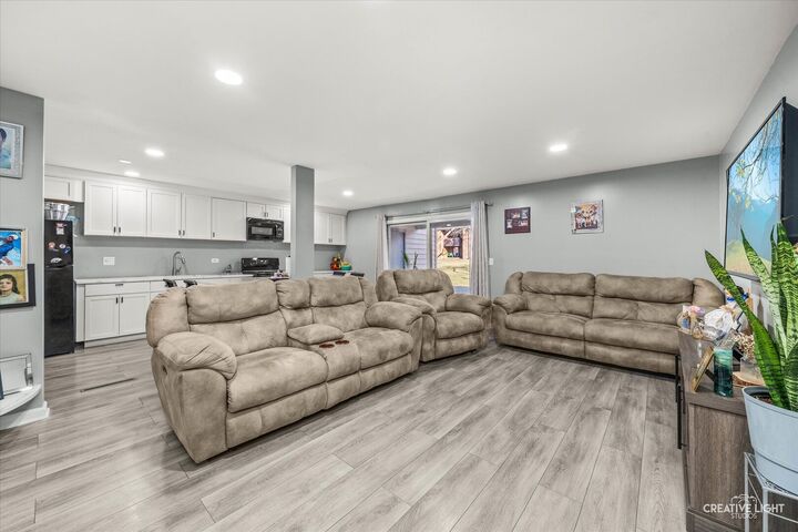 Property Photo:  950 Jefferson Avenue B  IL 60120 