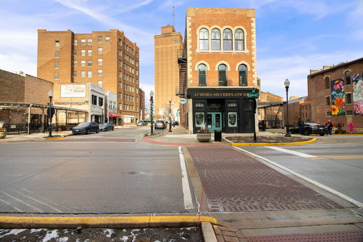 Property Photo:  6 E Downer Place 200  IL 60505 