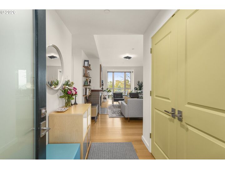 Property Photo: 4280 S Corbett Ave 102 OR 97239