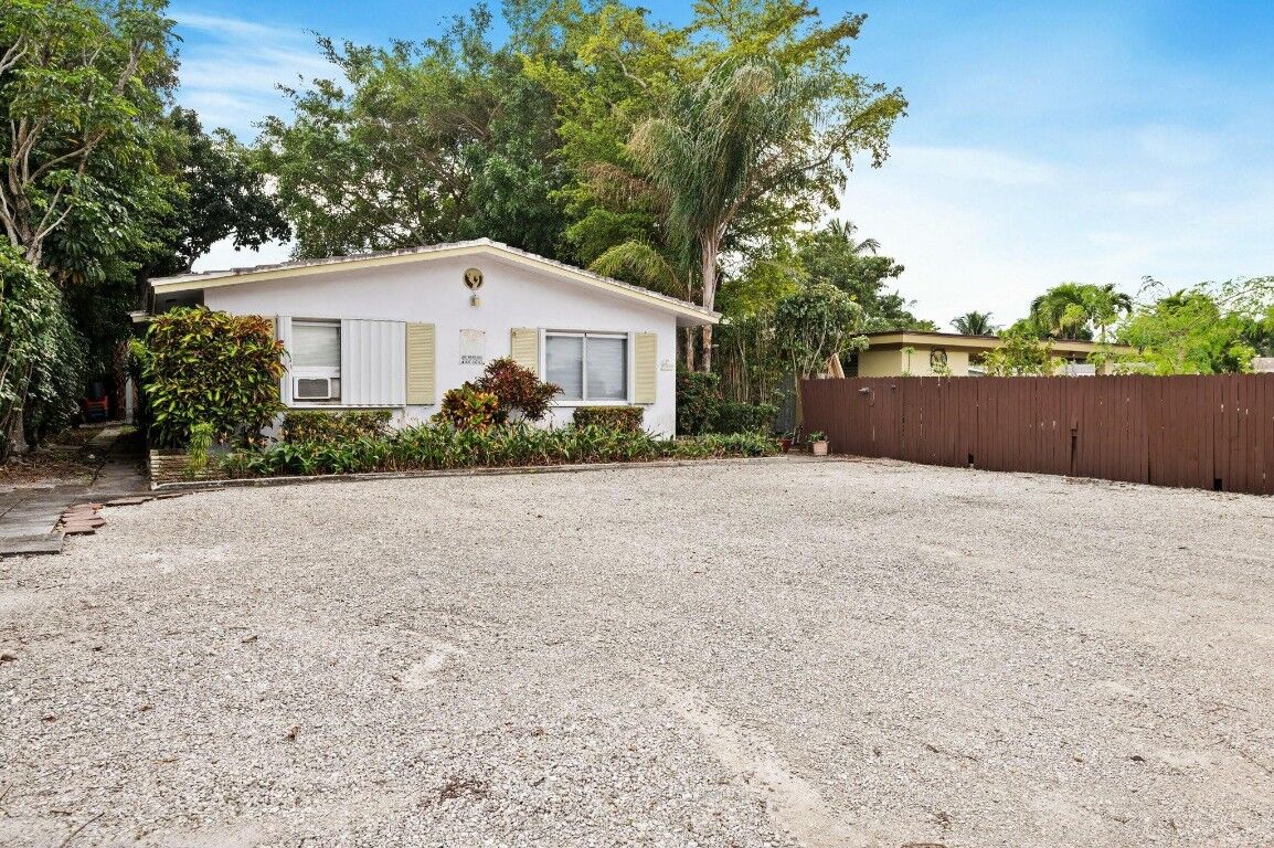 Property Photo: 804 NE 17th Street FL 33305