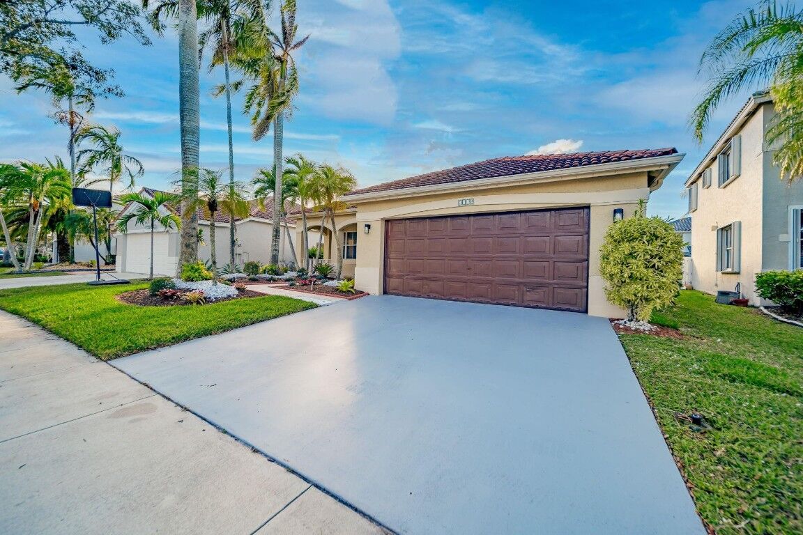 Property Photo: 1139 Hidden Valley Way FL 33327