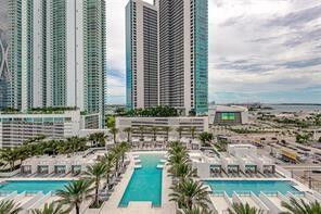 Property Photo:  851 NE 1st Avenue 3207  FL 33132 