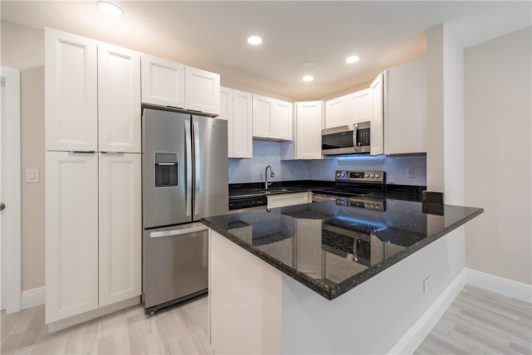 Property Photo:  628 NE 8th Avenue 4  FL 33304 